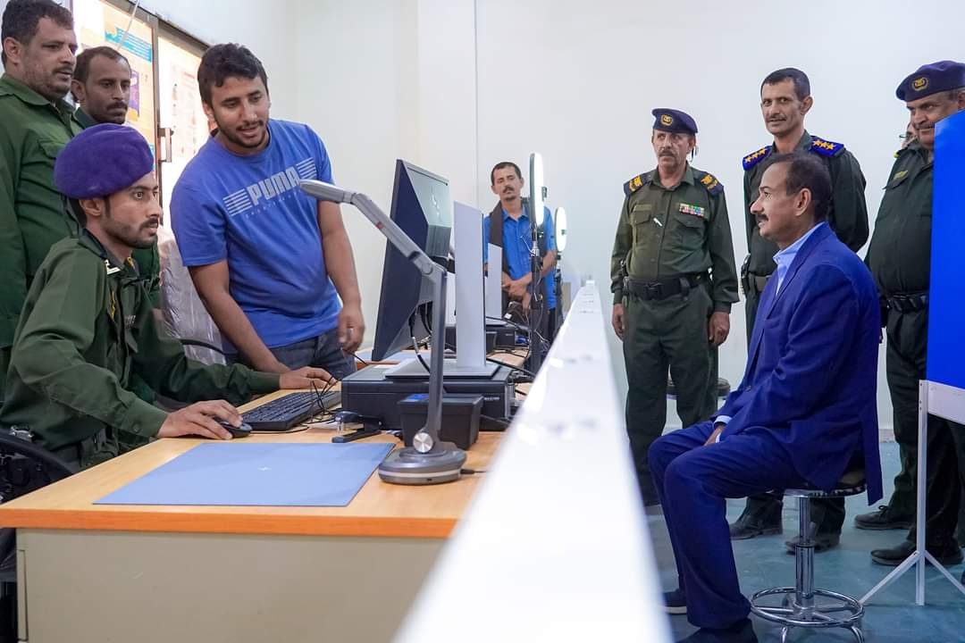 المحافظ بن الوزير يدشن منظومة إصدار البطاقة الشخصية بالشريحة الذكية بمحافظة شبوة Image