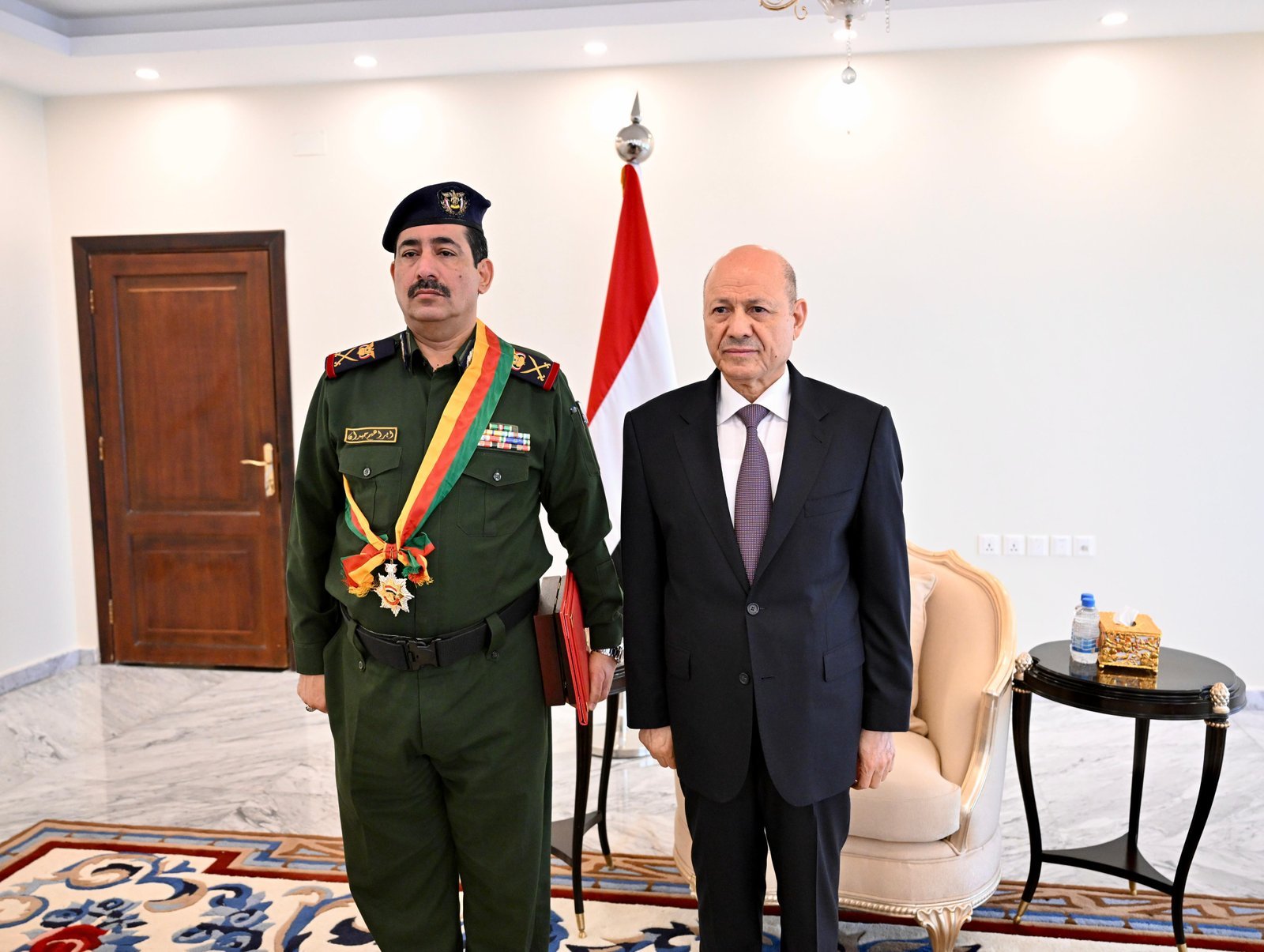 رئيس مجلس القيادة الرئاسي يكرم شهداء وجرحى القوات المسلحة والامن وعددا من القادة المناضلين Image