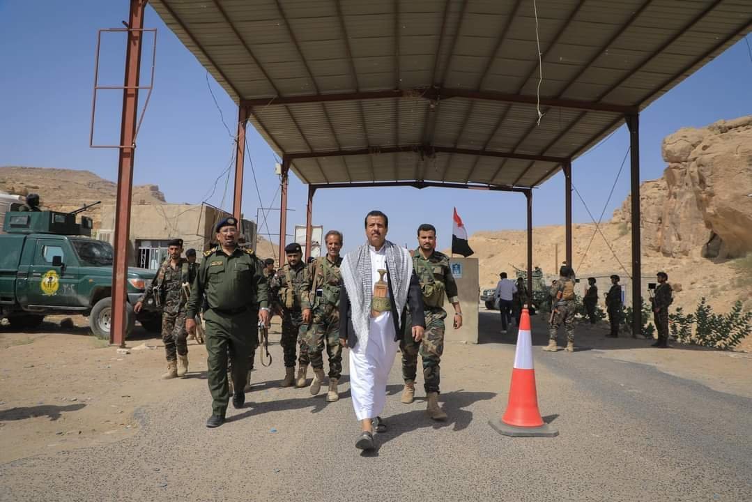 وكيل محافظة مأرب يتفقد نقطة أمنية بطريق مأرب البيضاء ويعلن جاهزيتها لتسهيل العبور منذ 3 أشهر Image
