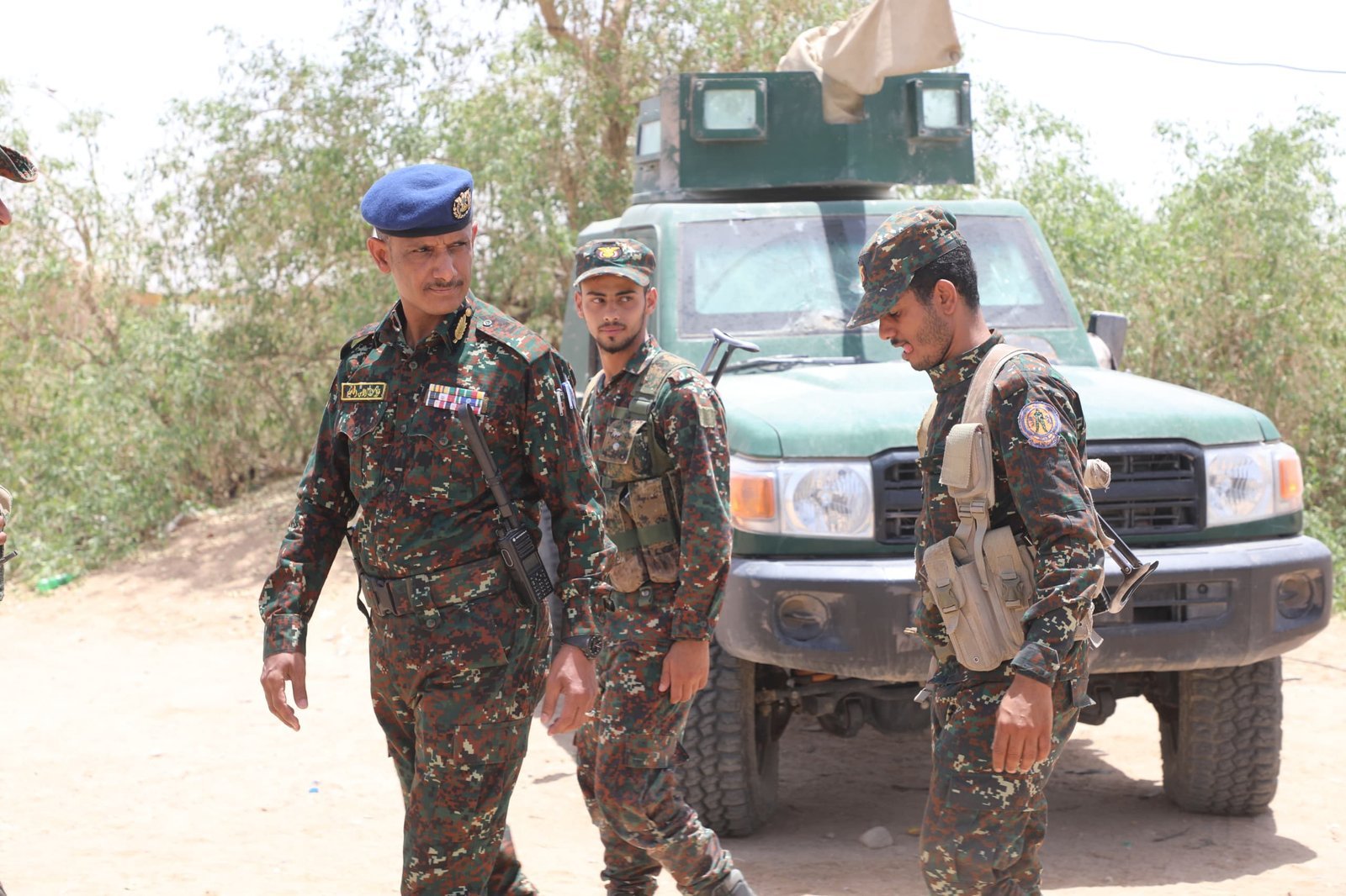 قائد قوات الأمن الخاصة بمأرب يتفقد النقاط الأمنية Image