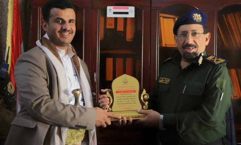 الوحدة التنفيذية للنازحين تمنح مدير عام شرطة محافظة مأرب درع السلام Image