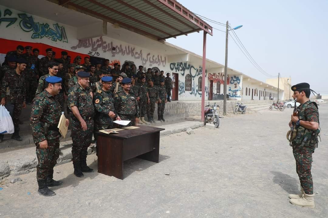 قائد القوات الخاصة بمأرب يؤكد على عدم التهاون مع محاولات التهريب وإقلاق السكينة العامة Image