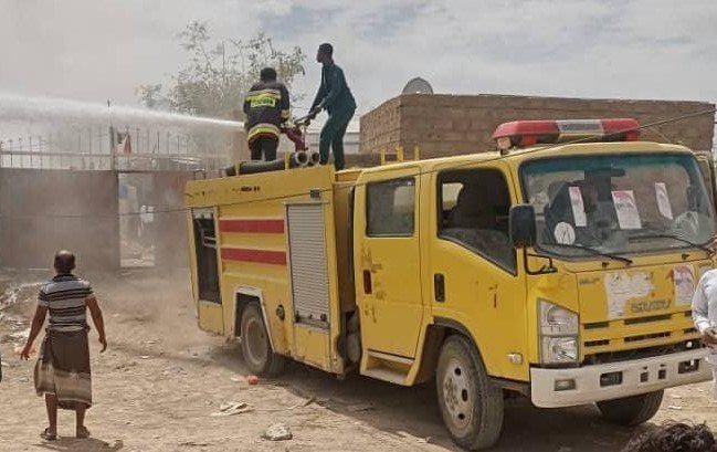 اخماد حريق نشب بحوش منزل بساحل حضرموت Image