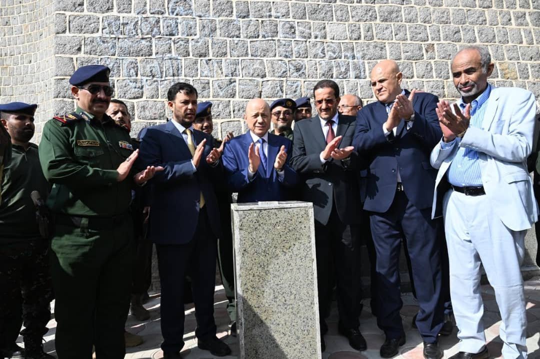 رئيس مجلس القيادة وعضوا المجلس يضعون حجر الاساس لنصب الشهداء التذكاري Image