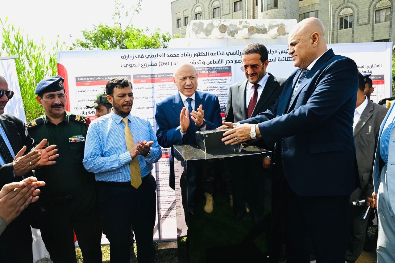 رئيس مجلس القيادة وعضوا المجلس عبدالله العليمي وعثمان مجلي يدشنون عددا من المشاريع الانمائية في تعز Image