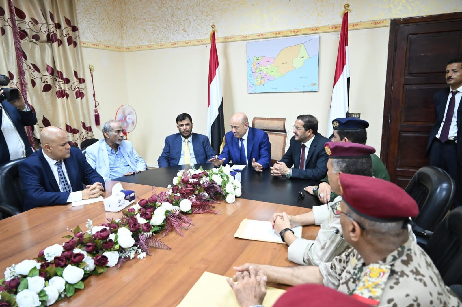 رئيس مجلس القيادة يعقد اجتماعا باللجنة الامنية في محافظة تعز Image