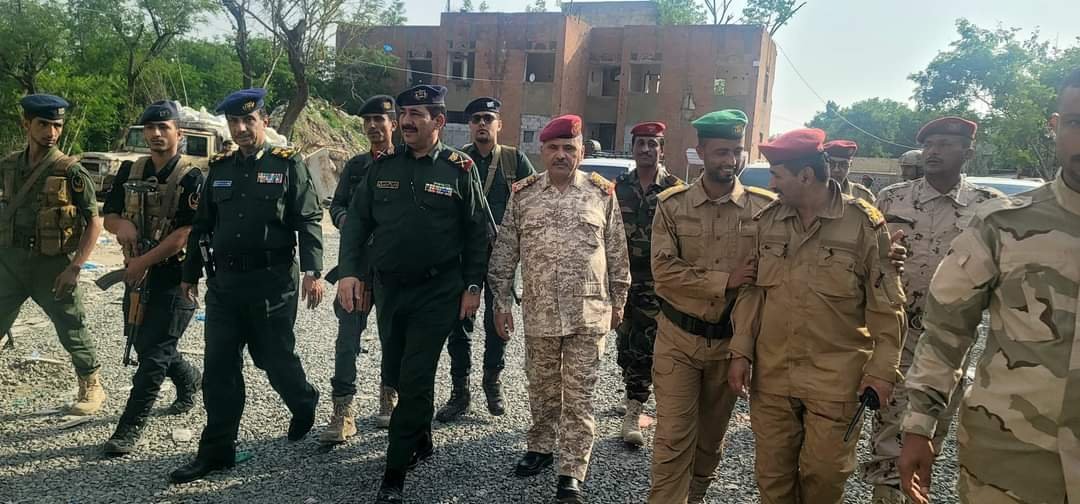وزير الداخلية يتفقد سير العمل في المنفذ الشرقي بمحافظة تعز Image