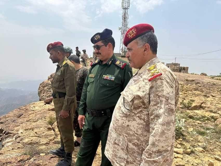 وزير الداخلية وقائد محور تعز يزوران أبطال القوات المسلحة في الشمايتين والمنفذ الشرقي للمدينة Image