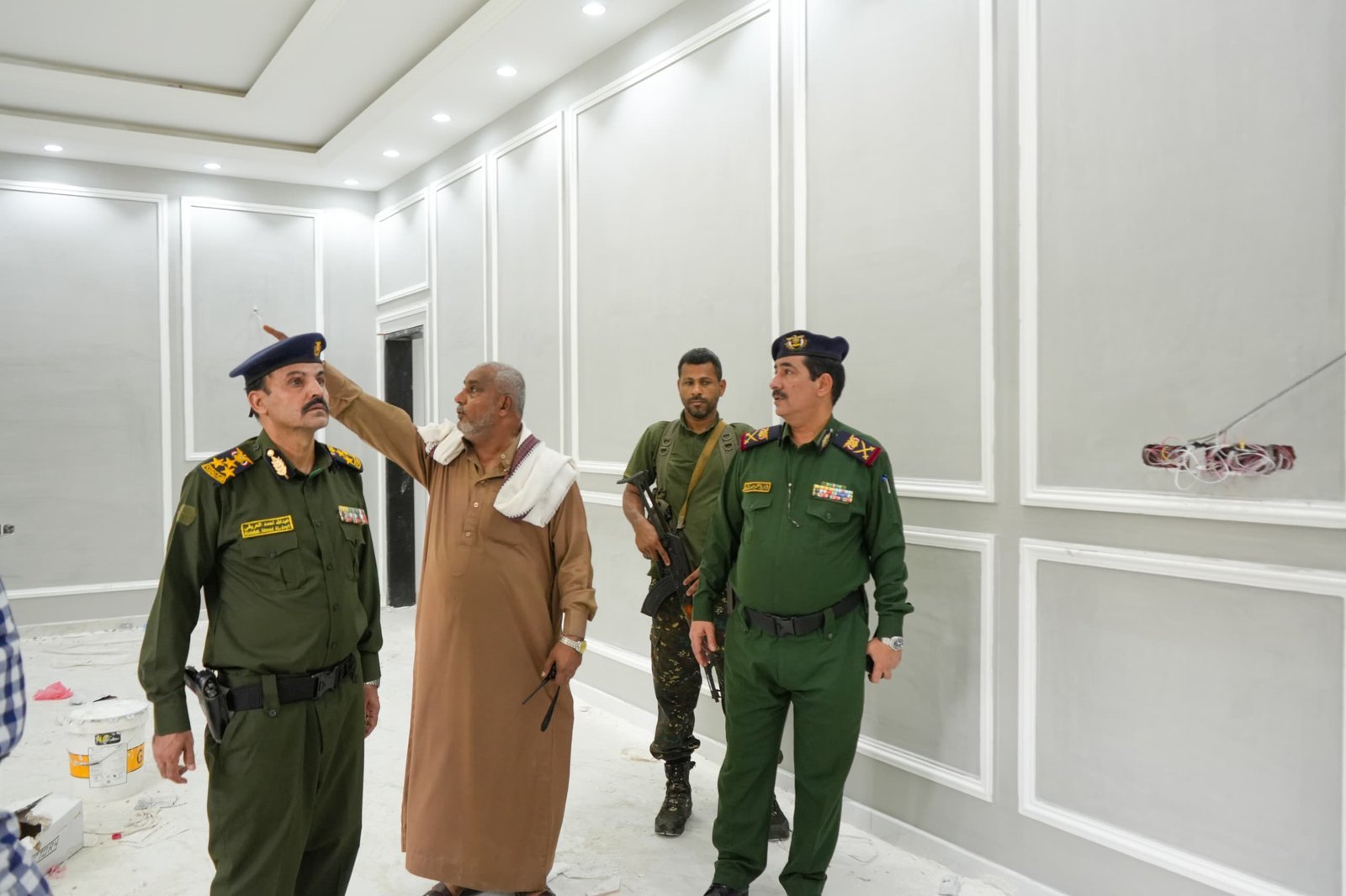 وزير الداخلية يتفقد سير العمل في مشروع تجهيز مكاتب ديوان الوزارة في عدن Image