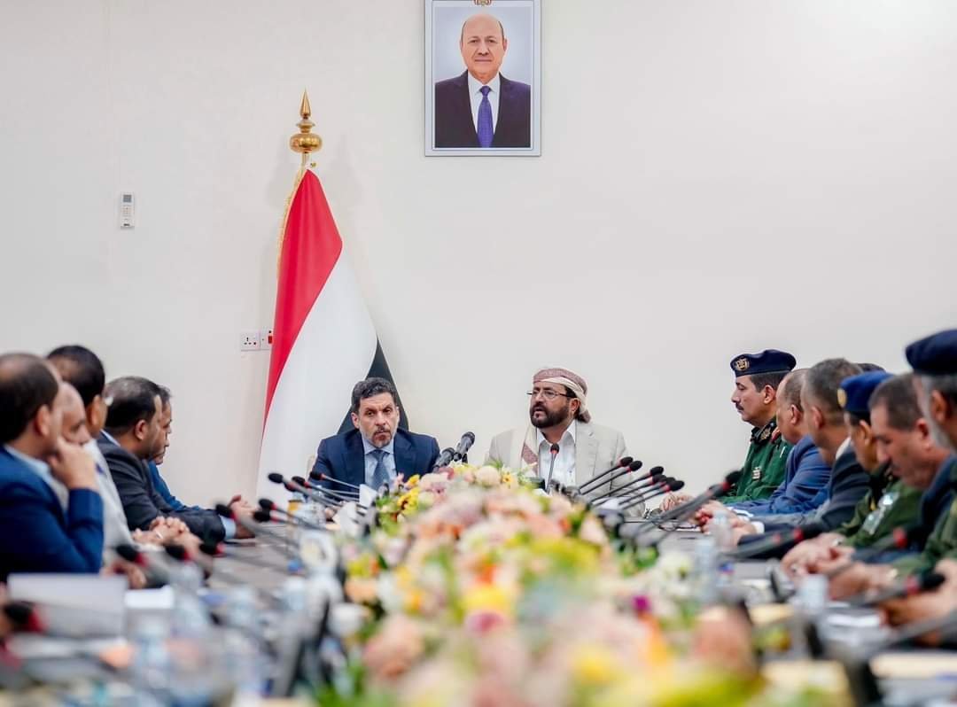 العرادة يترأس اجتماعاً موسعاً ضم رئيس الحكومة والوزراء وقيادات السلطة المحلية والمكاتب التنفيذية بمأرب Image