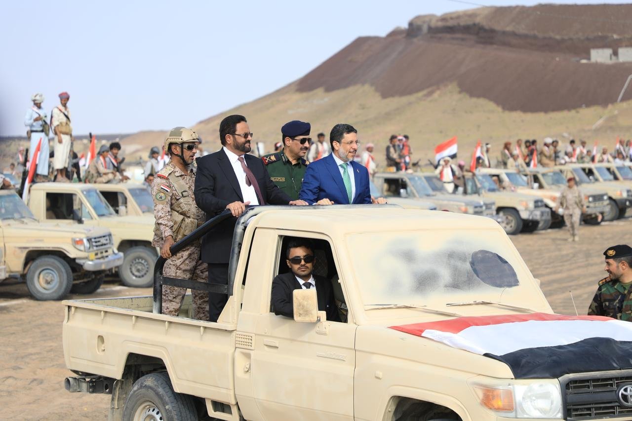 العرادة وبن مبارك يشهدان عرضاً عسكرياً لوحدات من الجيش والمقاومة الشعبية Image