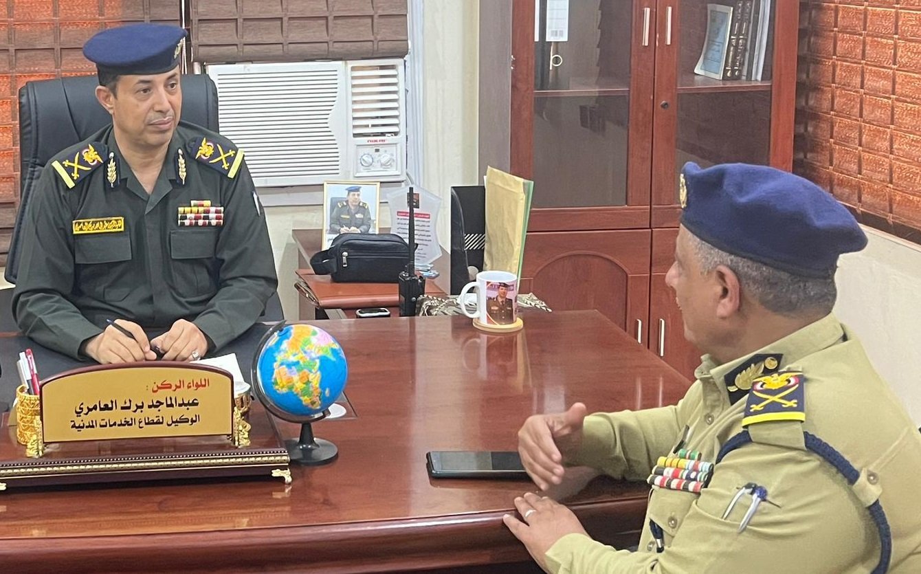 وكيل وزارة الداخلية يناقش مع رئيسى مصلحتي الأحوال المدنية والدفاع المدني مستوى سير العمل Image