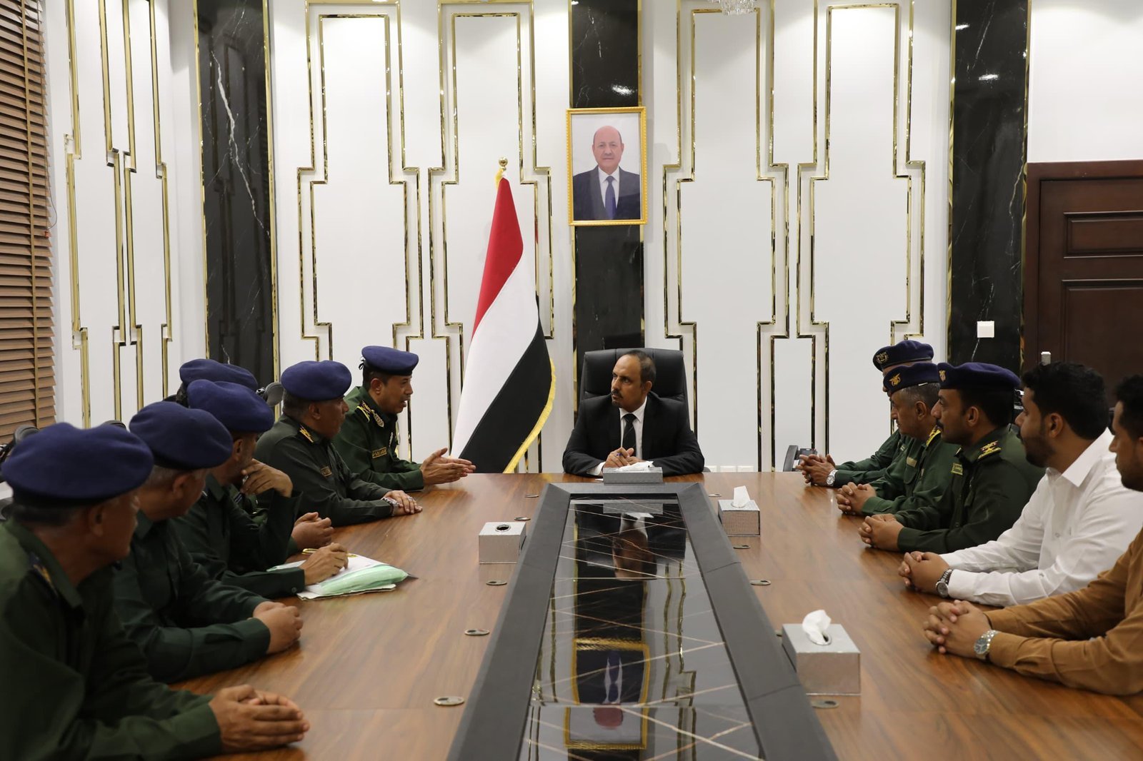 لجنة وزارة الداخلية تناقش مع محافظ حضرموت ومدير الأمن الأوضاع الأمنية وسير العمل بالأحوال المدنية Image