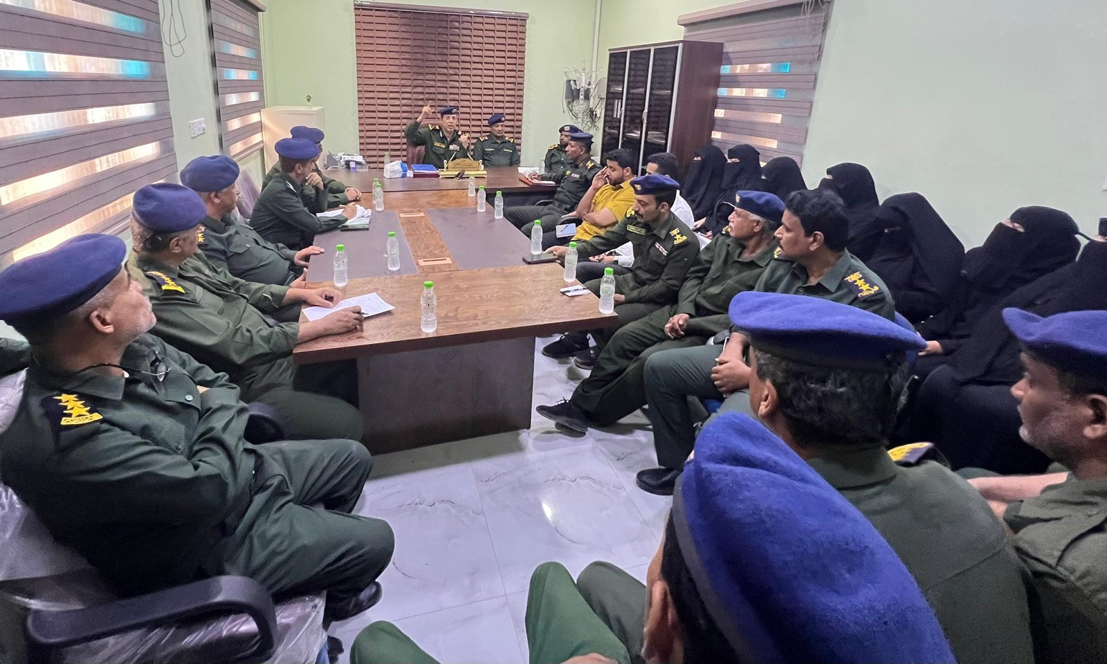 لجنة وزارة الداخلية برئاسة اللواء العامري تطلع على سير عمل مصلحتي الأحوال المدنية والجوازات بوادي وصحراء حضرموت Image