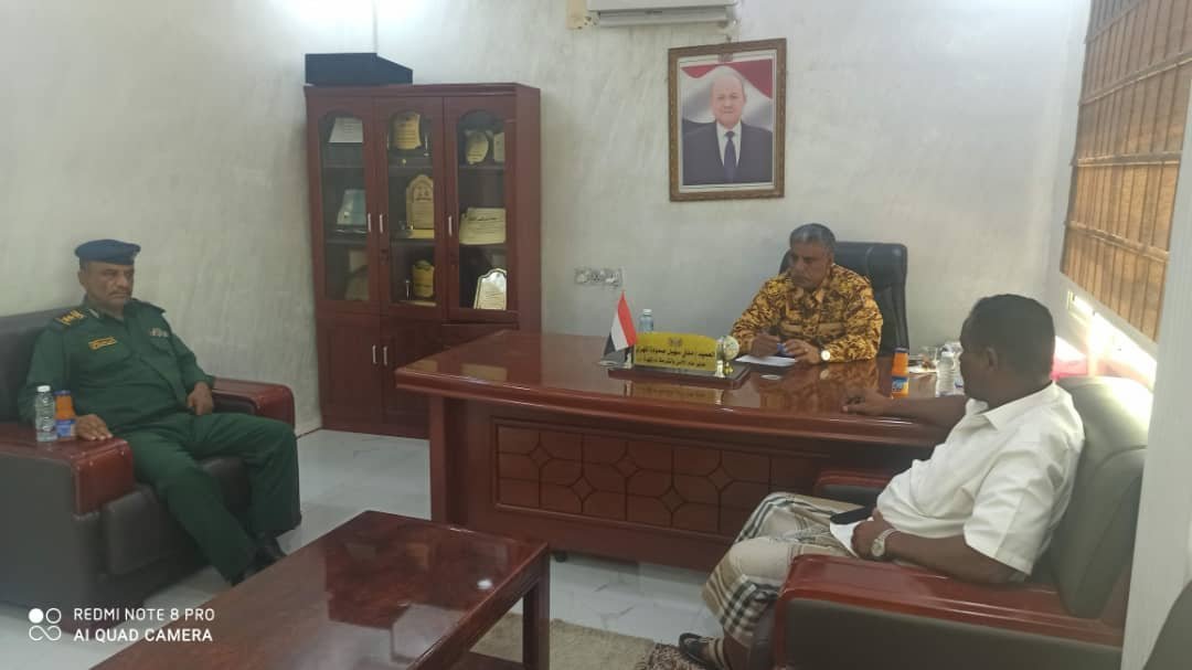 مدير أمن المهرة يناقش مع مدير مديرية الغيضة الأوضاع الأمنية Image