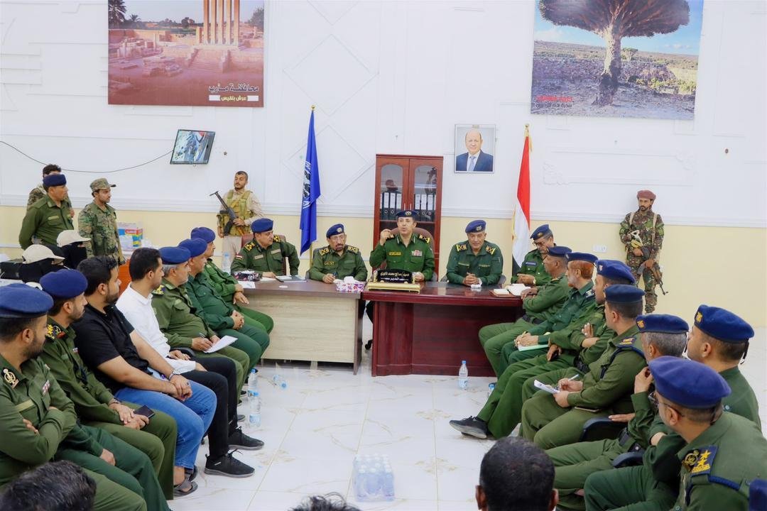 وكيل وزارة الداخلية اللواء العامري يطلع على مستوى سير العمل بمصالح الهجرة والجوازات والأحوال المدنية بالروضه والتأهيل والإصلاح بمأرب Image