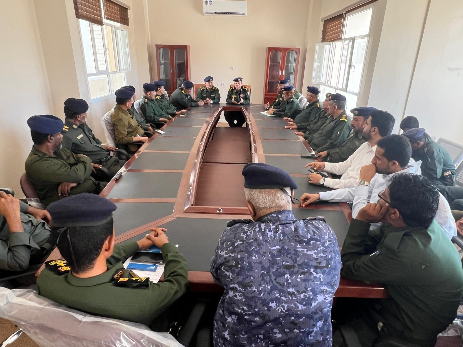وكيل وزارة الداخلية يطلع على سير العمل في القطاعات الأمنية بشبوة Image