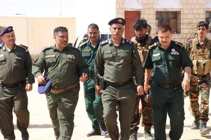 مدير عام الامن والشرطة بالمهرة يتفقد عددا من الادارات الامنية Image