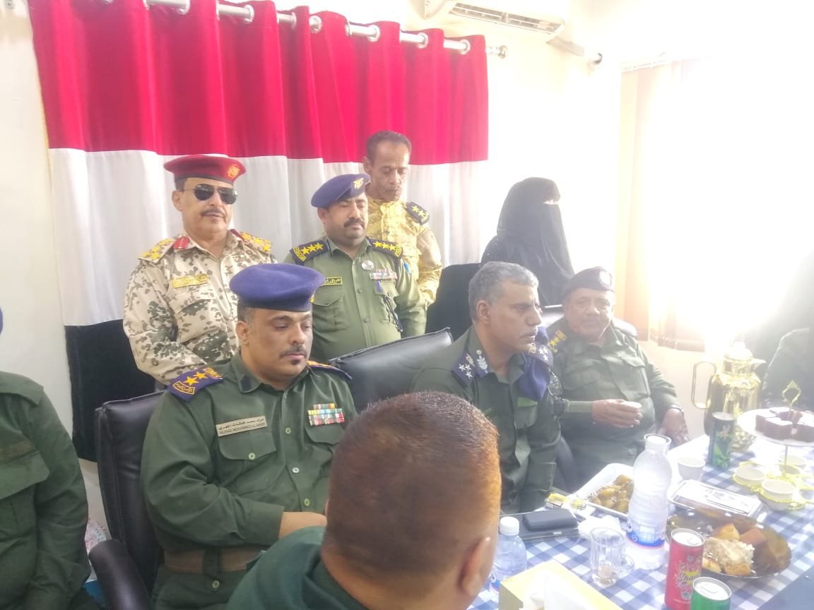 ضباط وأفراد إدارة الامن العام والشرطة بمحافظة المهرة يحتفلون بعودة مديرهم العميد مفتي سهيل صموده Image