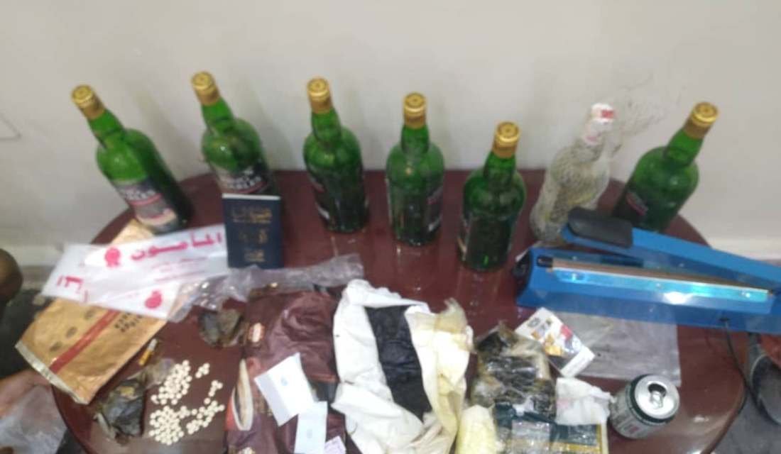 شرطة المهرة تضبط كميه من المخدرات والخمور Image