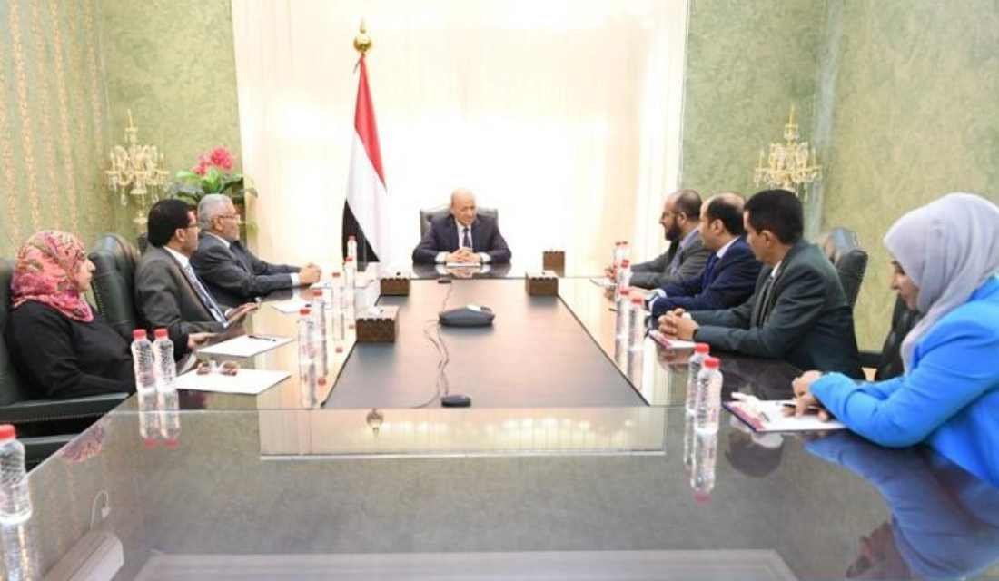 رئيس مجلس القيادة يتسلم مسودة القواعد المنظمة لأعمال المجلس وهيئة التشاور والفريقين القانوني والاقتصادي Image