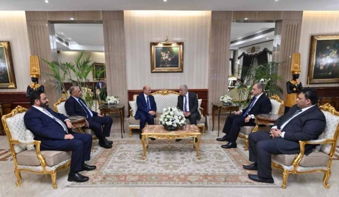 رئيس مجلس القيادة يصل مصر ويشيد بوقوف مصر إلى جانب الشعب اليمني على كافة الاصعدة Image