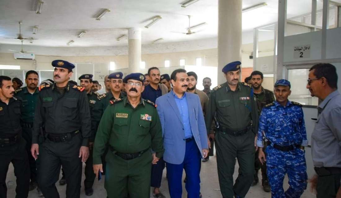 المحافظ بن الوزير ووكيل وزارة الداخلية يتفقدا فرعي الهجرة والجوازات والأحوال المدنية بشبوه Image