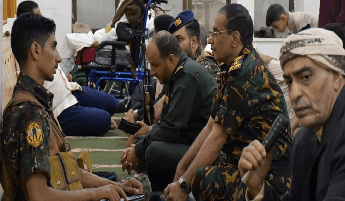 مدير عام شرطة محافظة تعز يؤدي شعائر صلاة العيد مع جموع المصلين ويقوم بعدد من الزيارات العيدية Image