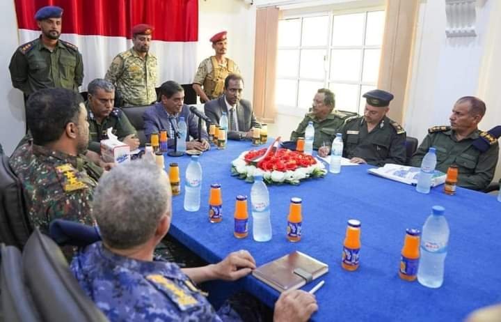 نائب رئيس مجلس القيادة الرئاسي فرج البحسني يعقد اجتماعًا بقيادة الأمن والشرطة بمحافظة المهرة Image