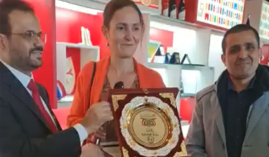 الوكيل الشريف يقدم درع وزارة الداخلية لعمدة ابيلا الاسبانية Image