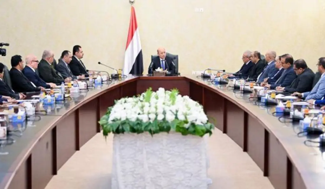 رئيس مجلس القيادة الرئاسي يرأس جانبا من اجتماع مجلس الوزراء Image