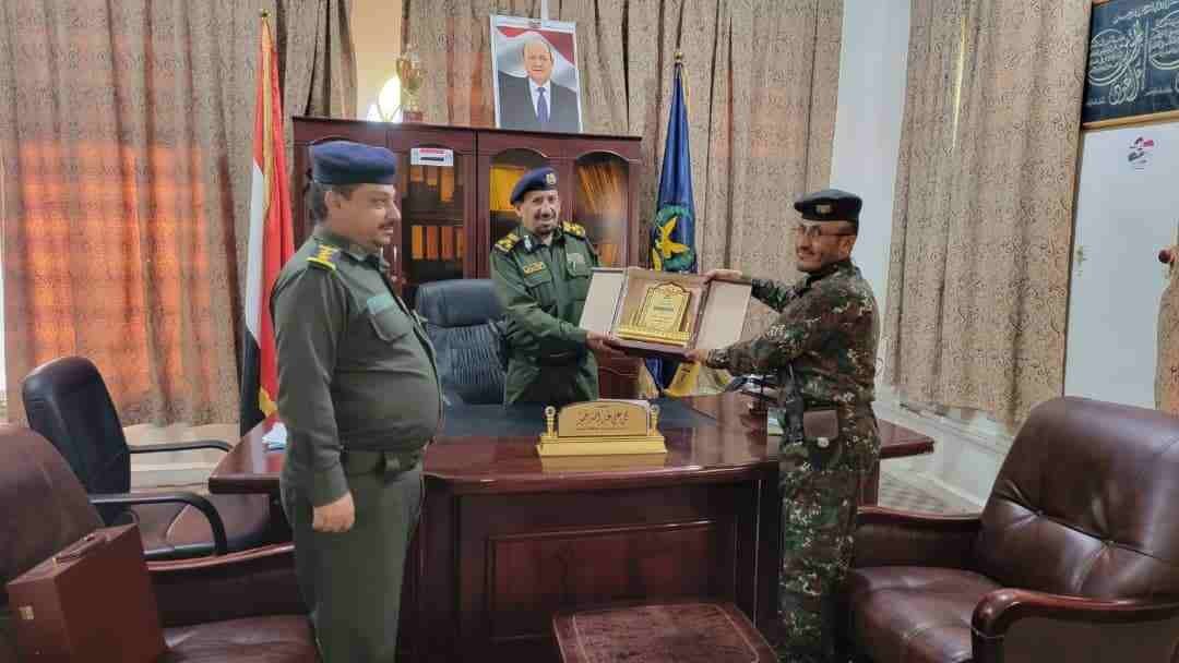 فريق التوجيه المعنوي بمأرب يكرم مدير عام شرطة المحافظة ويستعرض معه تقرير الأداء للربع الأول Image