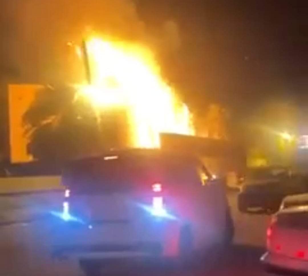 مصدر أمني يوضح أسباب الحريق الذي اندلع بحوش القنصلية الروسية في عدن Image