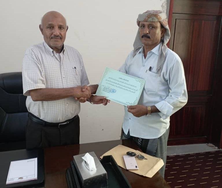 وكيل وزارة الداخلية يكرم العقيد جميل نعمان بشهادة شكر وتقدير Image