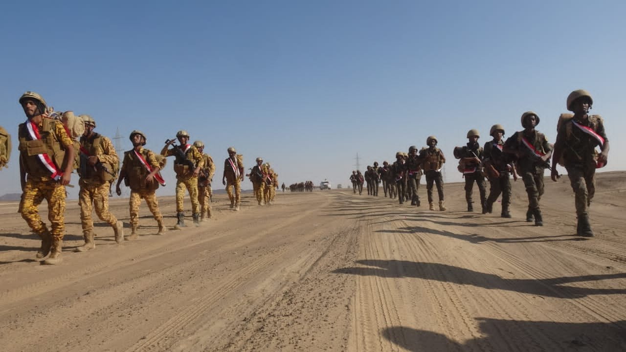 قوات الأمن الخاص وشرطة المنشآت بمأرب ينفذان مسيرًا عسكريًا لمسافة 70 كم Image