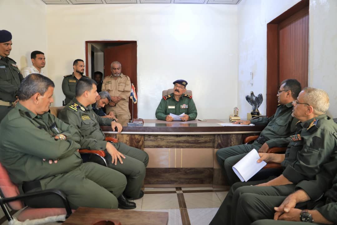 إجراء عملية الاستلام والتسليم بين المديرين السلف والخلف للإدارة العامة للشؤون المالية بوزارة الداخلية Image
