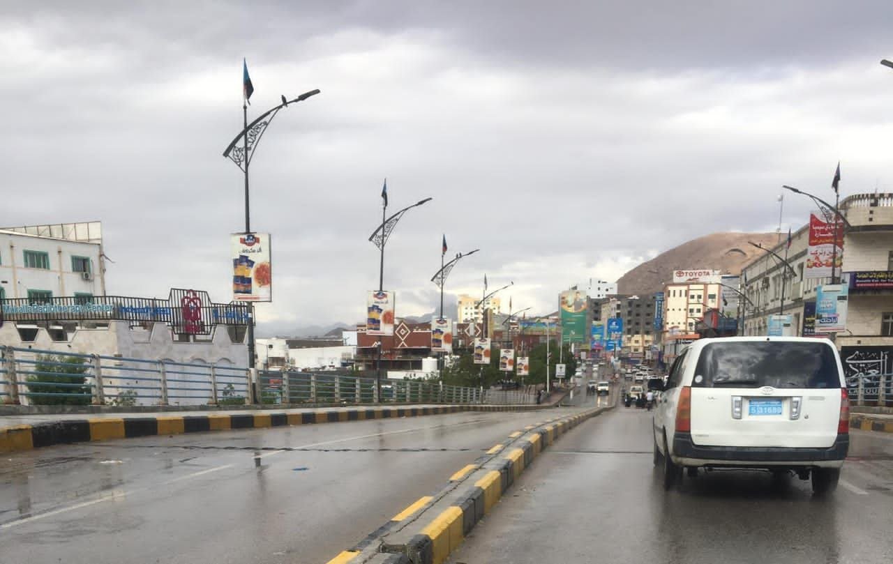 الدفاع المدني بحضرموت ينقذ سائق قلاب جرفته سيول الامطار Image