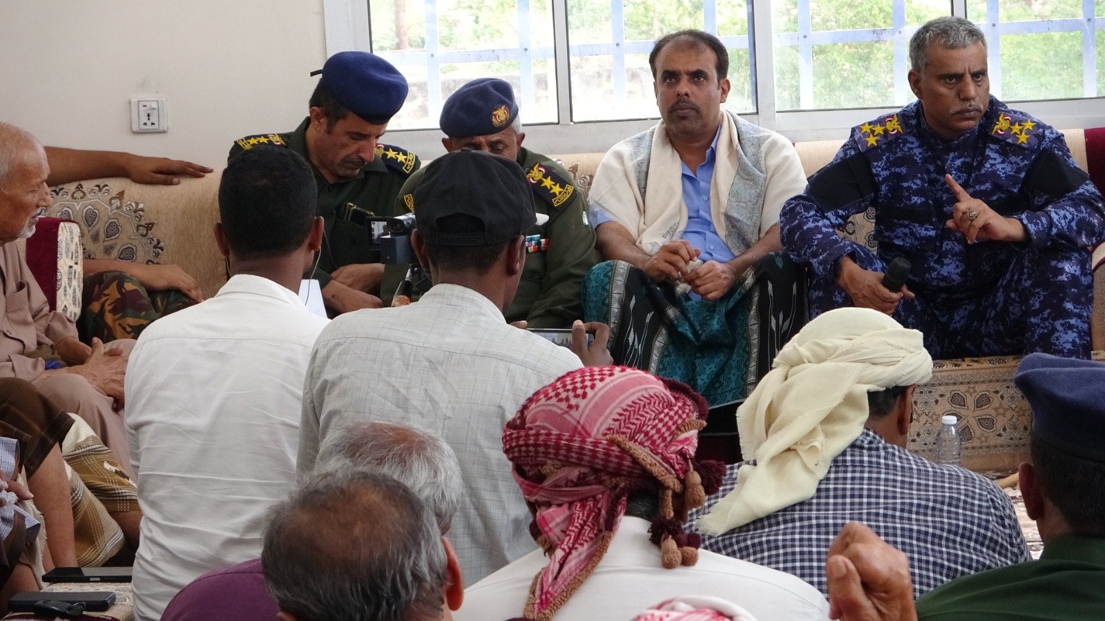 مدير أمن المهرة  يناقش مع السلطة المحلية ومشايخ حوف الوضع الأمني Image