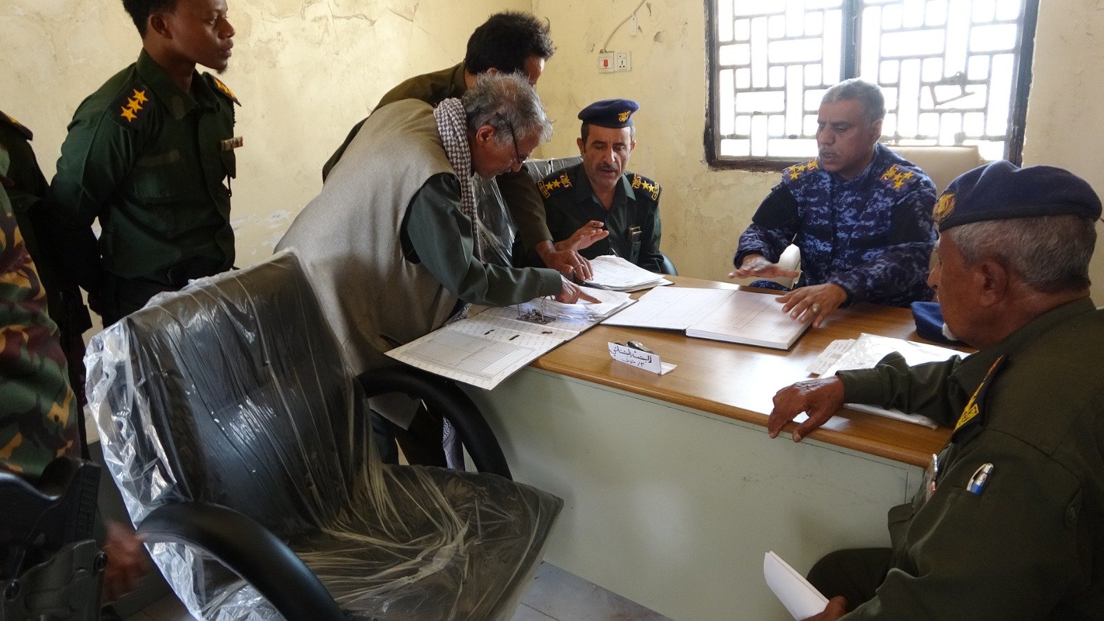 مدير عام أمن وشرطة المهرة يتفقد العمل بإدارة أمن حوف ومنفذ صرفيت  Image