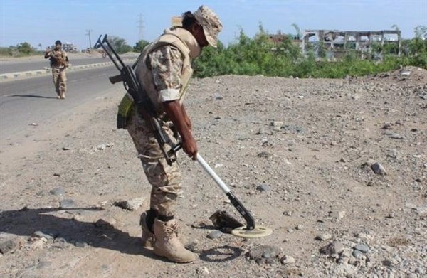 أجهزة الشرطة بشبوة تفكك عبوة ناسفة زرعت لاستهداف رجال الأمن والجيش Image