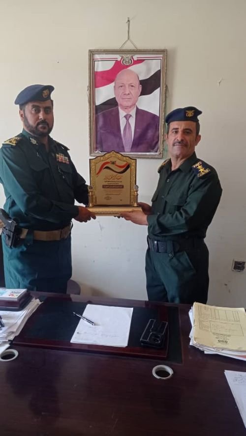 شرطة المهرة تكرم العقيد عارف ضبعان تقديراً لجهوده في مكافحة الجريمة بالمحافظة Image