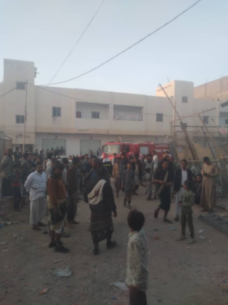 الدفاع المدني بشبوة يخمد حريق بشقة سكنية ومخزن تجاري في  عتق  Image