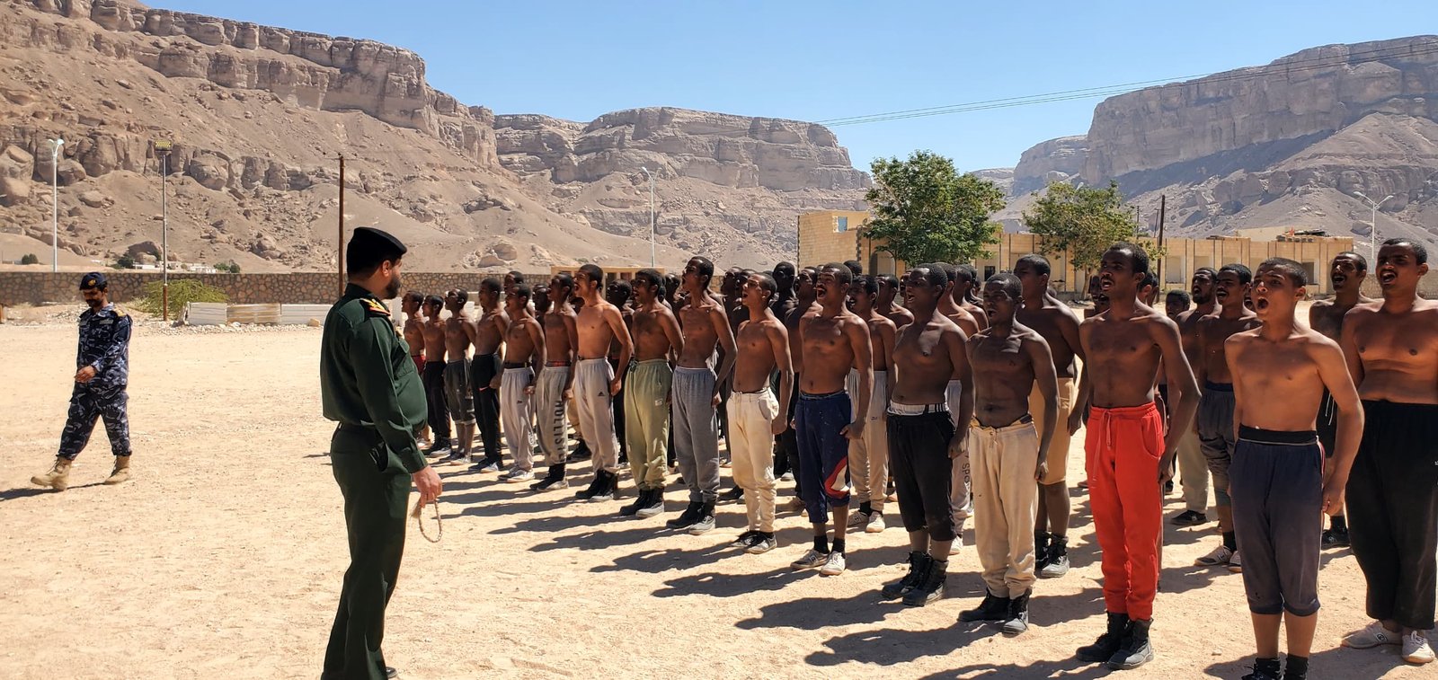 مدير أمن حضرموت الوادي والصحراء يطلع على مستوى الجاهزية والانضباط لأفراد دورة الاستجداد الاولى للعام 2025م  Image