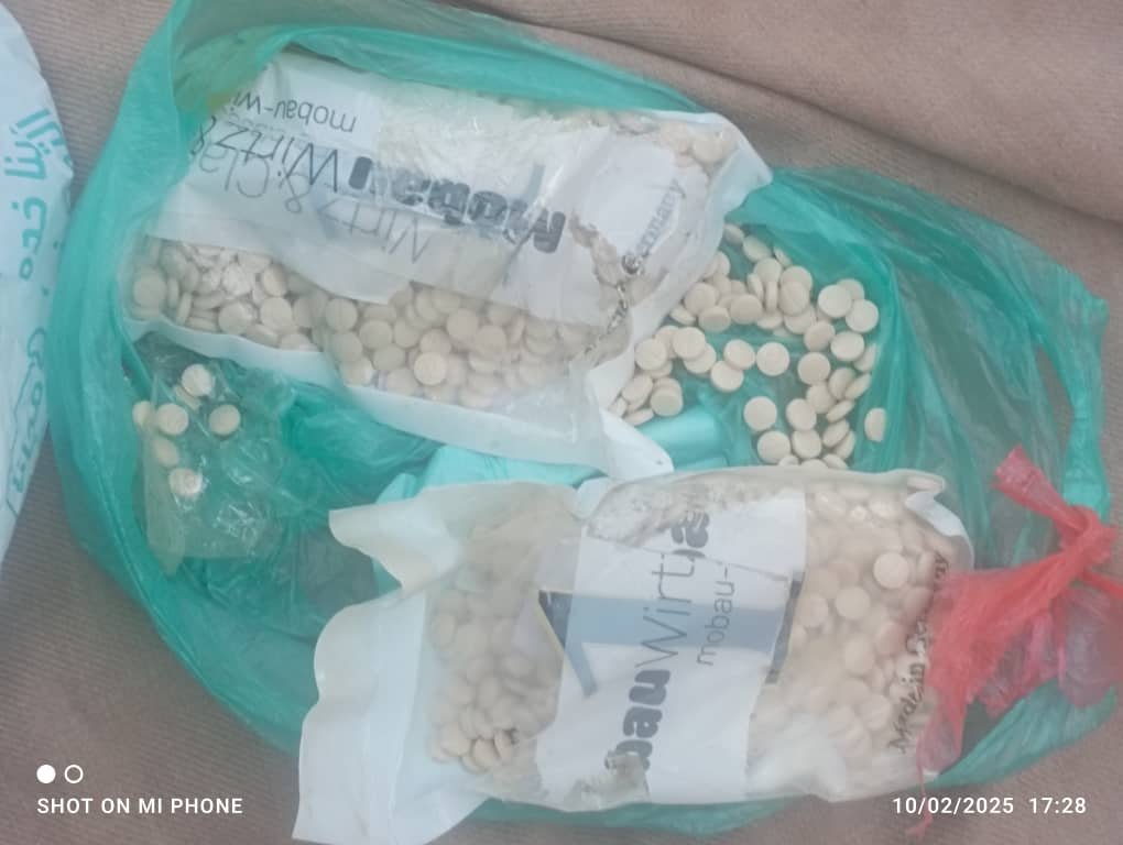 دورية أمنية بتريم تضبط مروجيين بحوزتهم أكثر من 1700 حبة مخدرة  Image