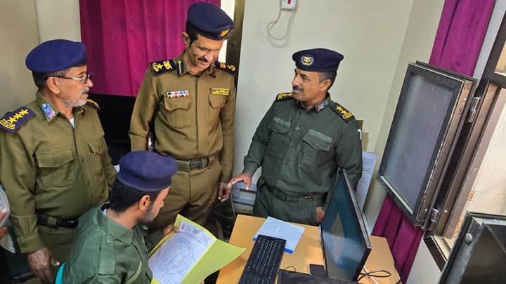 المقدم بن فهيد وأمين عسيلان يدشّنان صرف البطاقة الذكية بمديرية عسيلان Image