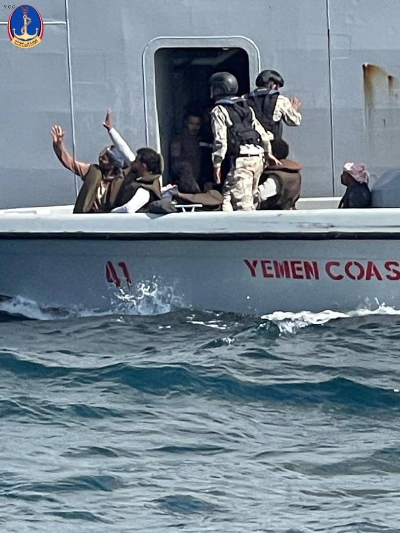 خفر السواحل يتسلم 6 صيادين يمنيين من بارجة فرنسية بعد إنقاذهم في البحر الأحمر Image