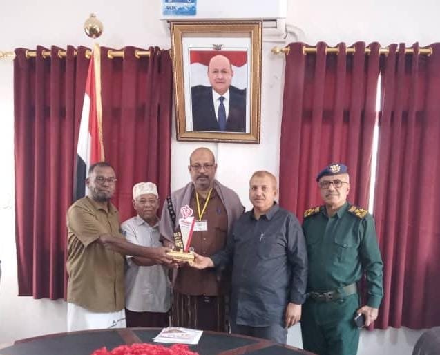 مؤسسة الحياة للزواج الجماعي تكرم وزير الداخلية بدرع المؤسسة Image