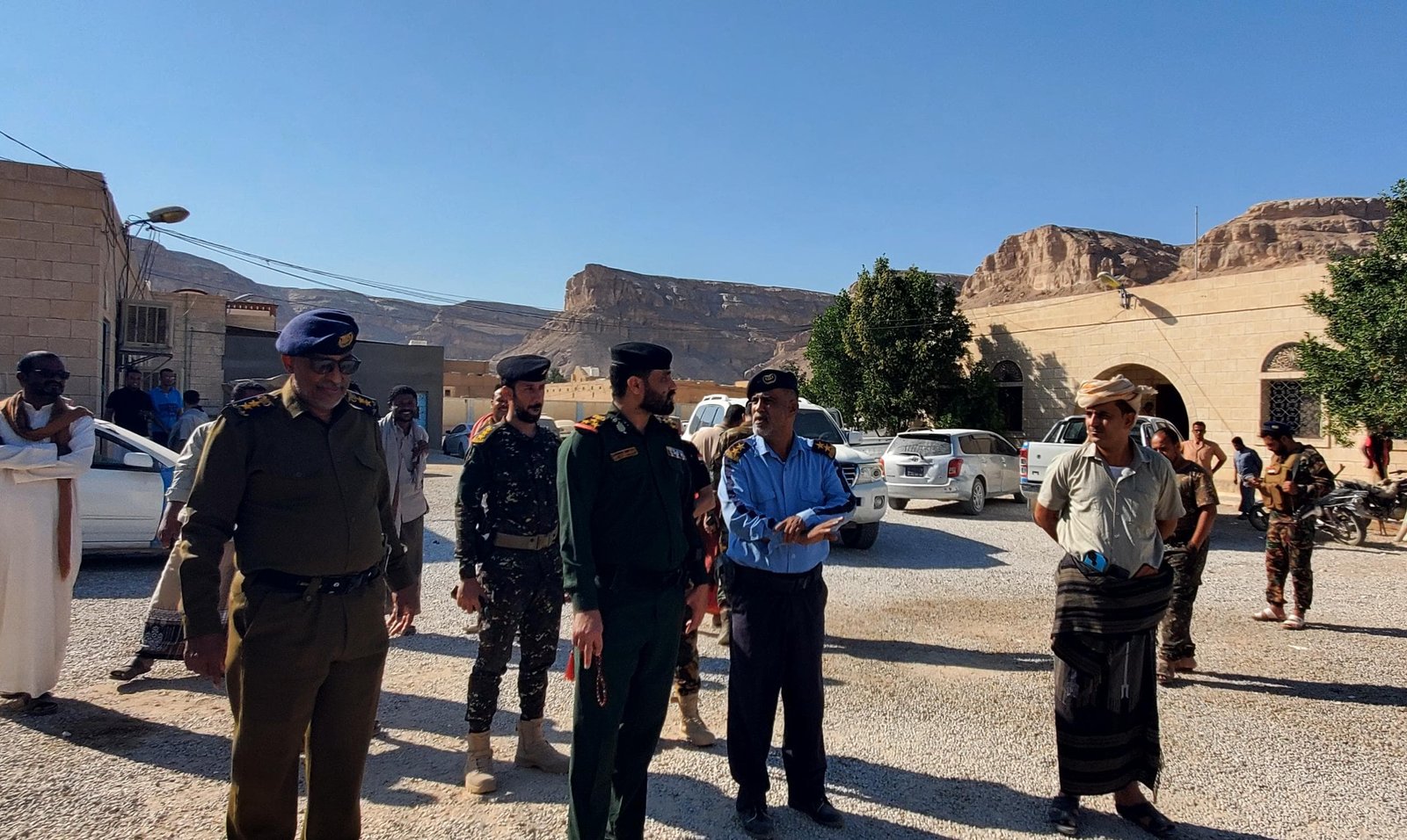 مدير عام أمن حضرموت الوادي والصحراء يتفقد سير العمل في شرطة تريم والاحوال المدنية  Image