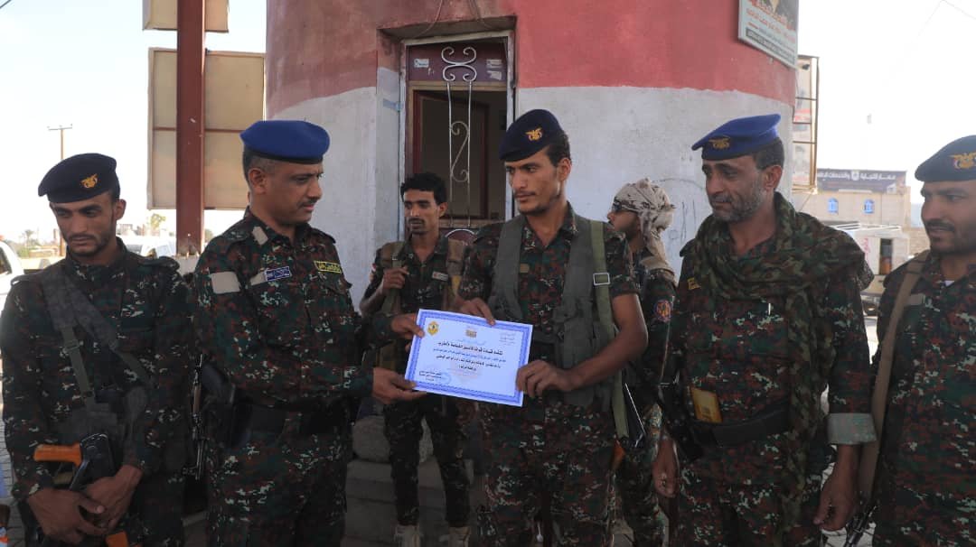 قيادة قوات الأمن الخاصة بمارب تكرم جنديًا رفض رشوة  مقابل تمرير مواد مهربه Image