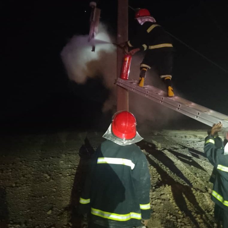 الدفاع المدني بشبوة يخمد حريق بأحد المحولات الكهربائية بمنطقة خمر Image